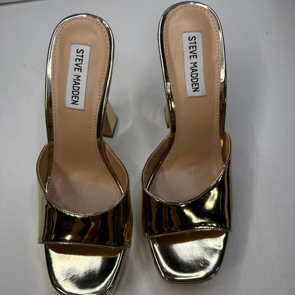 Steve Madden Shoes - Steve Madden Signal Heel in Gold Metallic size 8